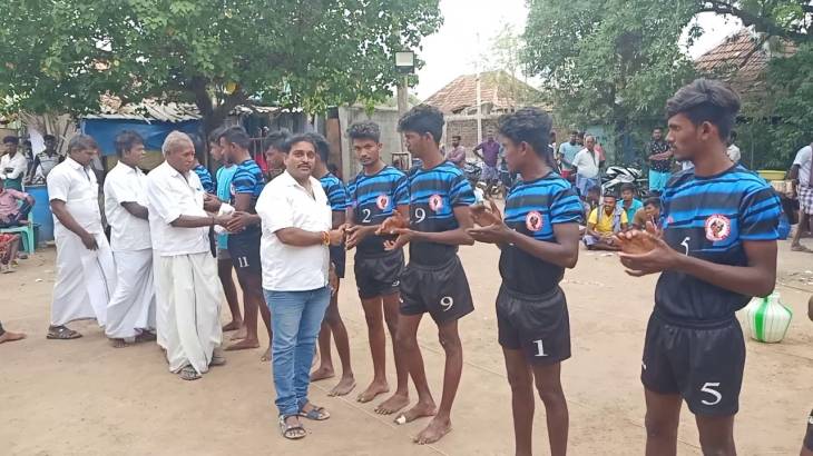 எட்டையாபுரம் அருகே கபடி போட்டி - அதிமுக நகர செயலாளர் தொடங்கி வைத்தார்.


