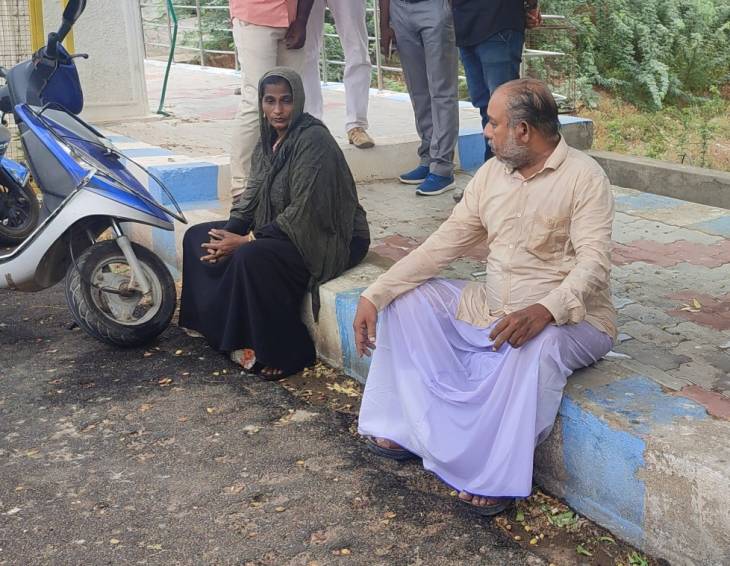 தூத்துக்குடி ஆட்சியர் அலுவலகத்தில் தீக்குளிக்க முயன்ற தம்பதிகளால் பரபரப்பு!

