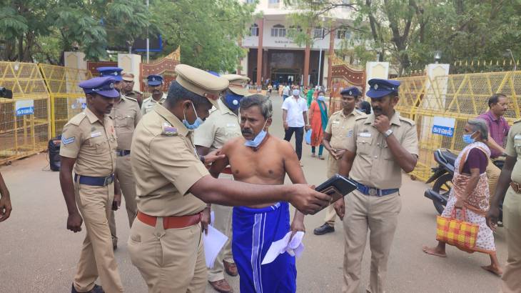தூத்துக்குடி மாவட்ட ஆட்சியர் ஒருமையில் பேசி மனுவை வீசி எறிந்தார் - அரை நிர்வாணத்துடன் அலுவலகம் முன்பு போராட்டம்!

