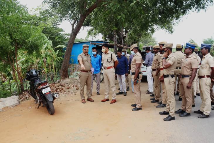 குரும்பூர் அருகே கவுன்சிலர் கணவர் கொலை - 4 பேரிடம் விசாரணை - சம்பவ இடத்திற்கு எஸ்பி நேரில் சென்று விசாரணை!

