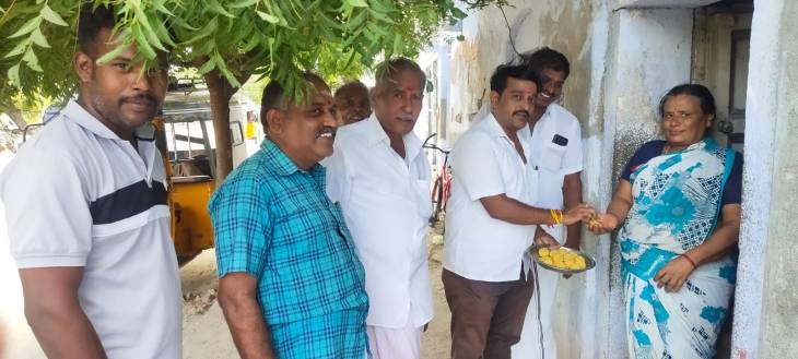 அதிமுகவின் இடைக்கால பொதுச்செயலாளராக எடப்பாடி கே.பழனிசாமி தேர்வு - எட்டையபுரத்தில்  கொண்டாட்டம்
