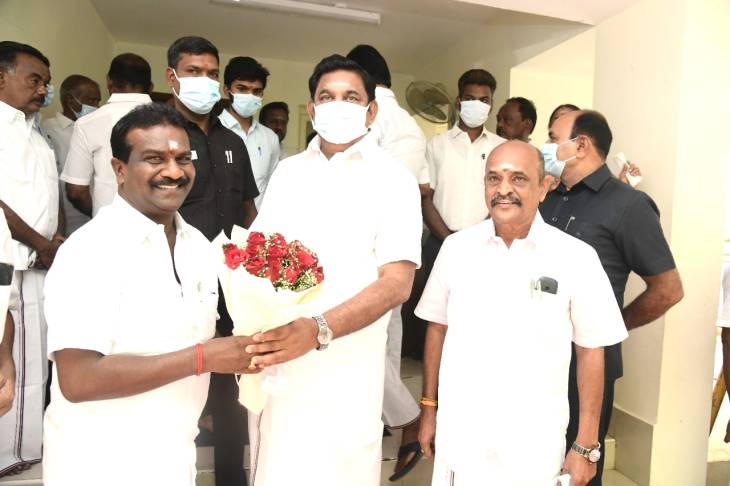 அதிமுகவின் இடைக்கால பொதுச்செயலாளராக எடப்பாடி கே.பழனிசாமி தேர்வு - முன்னாள் எம்எல்ஏ மோகன் நேரில் வாழ்த்து