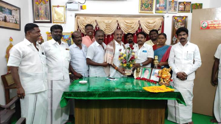 கடம்பூர் ராஜூ எம்எல்ஏ விற்கு எட்டையபுரம் நகர அதிமுகவினர் வாழ்த்து!                                

