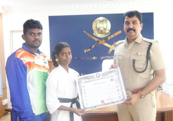 தூத்துக்குடியில் கராத்தே கருப்பு பட்டயம் வென்ற பள்ளி மாணவிக்கு எஸ்பி பாராட்டு!