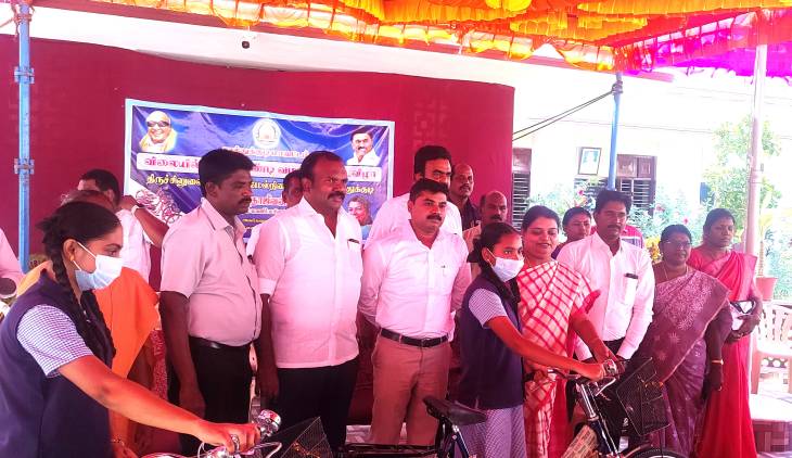 தூத்துக்குடியில் பள்ளி மாணவர்களுக்கு விலையில்லா மிதிவண்டிகள்  - அமைச்சர், மேயர் வழங்கினர்!