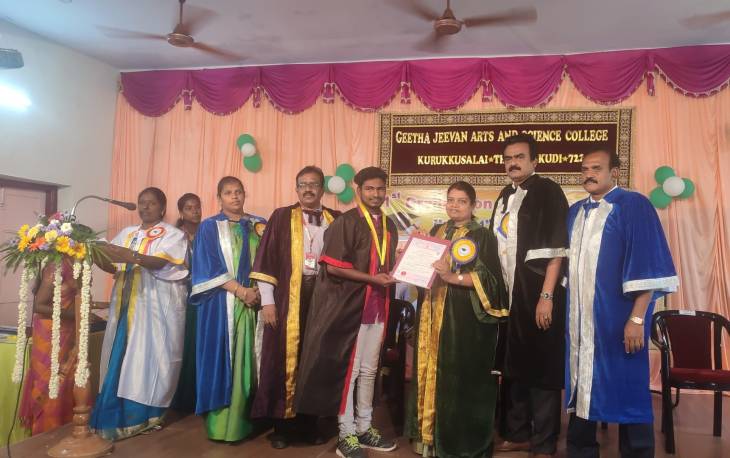 கீதாஜீவன் கலை மற்றும் அறிவியல் கல்லூரி பட்டமளிப்பு விழா - அமைச்சர் கீதாஜீவன் மாணவ, மாணவிகளுக்கும் பட்டம் வழங்கினார்