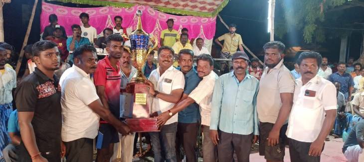 கபடி போட்டி - வெற்றி பெற்ற அணியினருக்கு பரிசு கோப்பை வழங்கினார் ஊராட்சி மன்ற தலைவர் சரவணக்குமார்!