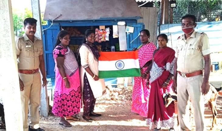 ஏபிசி மகாலட்சுமி மகளிர் கல்லூரி நாட்டுநலப் பணித்திட்டம் சார்பில் வீடுகள்தோறும் தேசிய கொடி வழங்கல்!