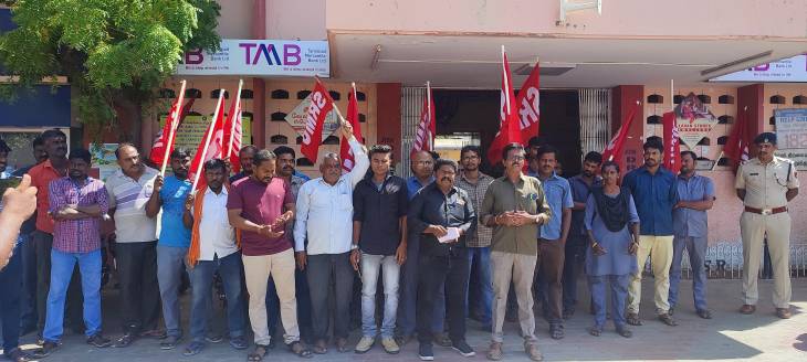 புதிய பென்ஷன் திட்டத்தை ரத்து செய்யக்கோரி தூத்துக்குடி ரயில் நிலையம் முன்பு ஆர்ப்பாட்டம்!

