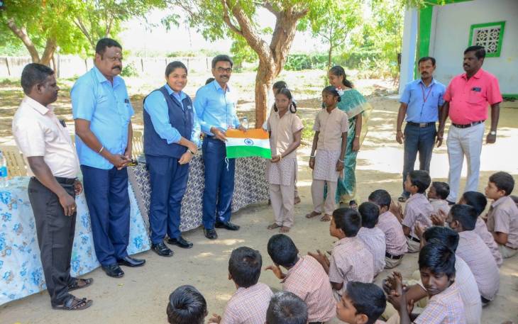 தூத்துக்குடியில் ஸ்பிக் நிறுவனம் - தினமணி சார்பில் 1000 மாணவ, மாணவிகளுக்கு தேசியக் கொடி வழங்கி விழிப்புணர்வு!