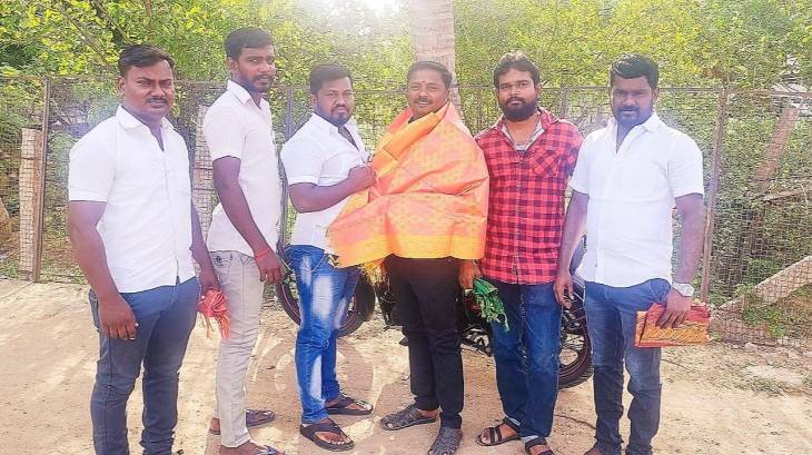 திமுக ஒன்றிய செயலாளருக்கு இளைஞரணி நிர்வாகிகள் வாழ்த்து!

