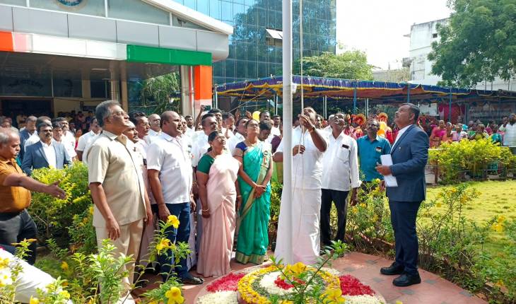 இந்திய சுதந்திர தினம் - தூத்துக்குடி மாநகராட்சி வளாகத்தில் தேசிய கொடியை ஏற்றினார் மேயர் ஜெகன் பெரியசாமி!

