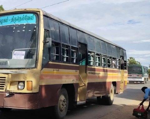 செக்காரக்குடி அரசு டவுன் பஸ் திடீர் நிறுத்தம் - ஸ்ரீவைகுண்டம் பணிமனையை மாணவிகள் திடீர் முற்றுகை!

