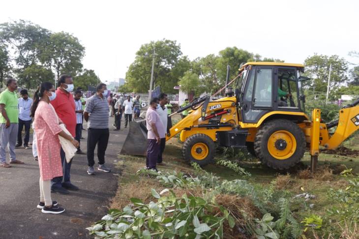 தூத்துக்குடி பொது மயானம் பகுதியில் முள்செடிகள்  அகற்றும் பணி - மேயர் ஜெகன் பெரியசாமி தொடங்கி வைத்தார்!