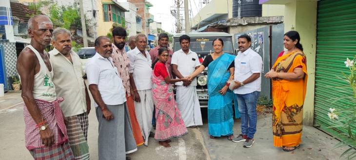 உயர்நீதிமன்ற தீர்ப்பை வரவேற்று எட்டையபுரத்தில் அதிமுகவினர் பட்டாசு வெடித்து இனிப்புகள் வழங்கி கொண்டாட்டம்!
