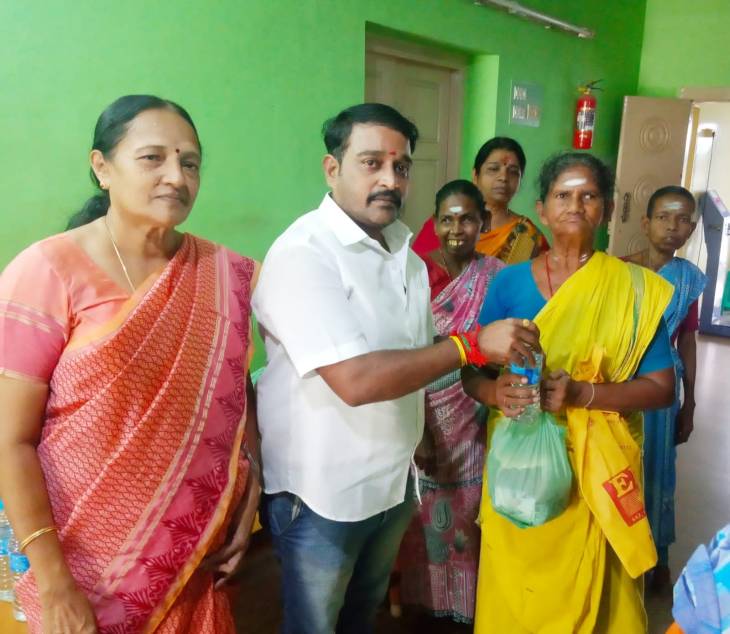மகாளய அமாவாசை - முதியோர்களுக்கு உணவு வழங்கல்

