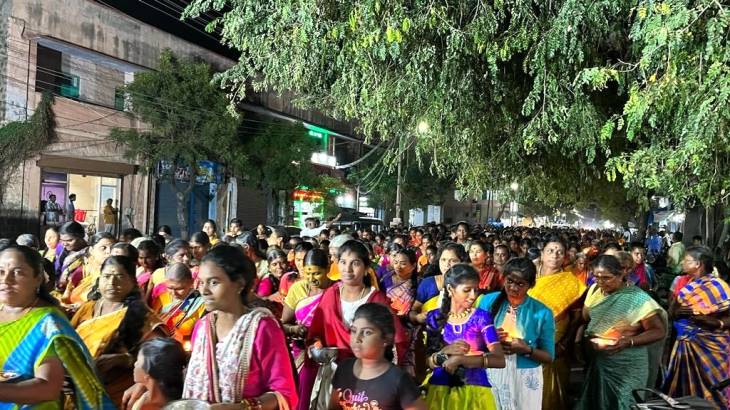தசரா திருவிழா அம்மன் சப்பரங்கள் பவனி : திரளான பெண்கள் மாவிளக்கு ஊர்வலம்!

