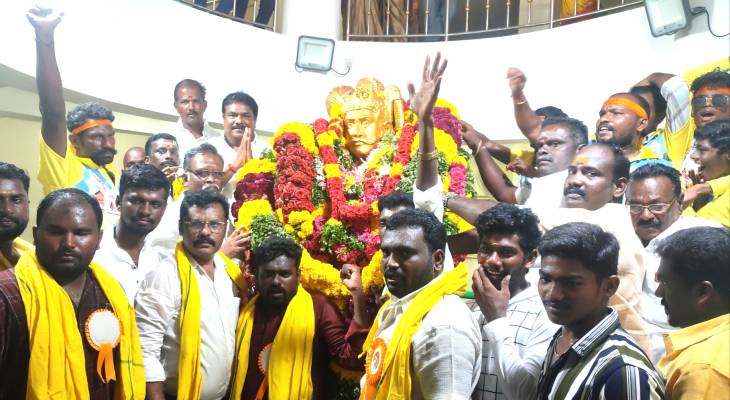 கயத்தாறில் வீரபாண்டிய கட்டபொம்மன் நினைவு தினம்: சிலைக்கு முன்னாள் எம்எல்ஏ சின்னப்பன் மரியாதை!