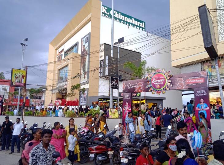 தூத்துக்குடி கே.சின்னத்துரை அன்கோவில் தீபாவளி சிறப்பு தள்ளுபடி விற்பனை - அலைமோதும் மக்கள் கூட்டம்!!