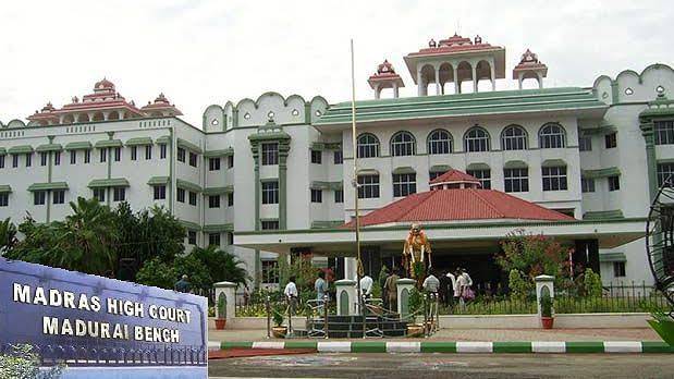 பூக்கடைகளை கோயிலின் வெளியில் அமைக்கலாமா? செயல் அலுவலர் விளக்கமளிக்க உத்தரவு!