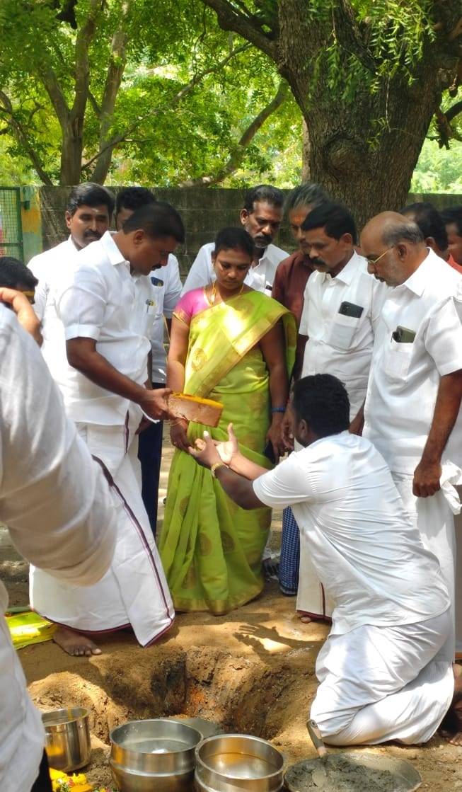 கெச்சிலாபுரம் பள்ளியில் புதிய வகுப்பறை கட்டும் பணிகள் : மார்கண்டேயன் எம்எல்ஏ துவக்கி வைத்தார்!