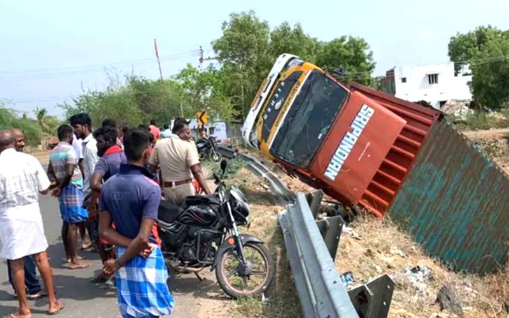 பிஸ்கட் லோடு ஏற்றி வந்த கன்டெய்னர் லாரி சாலையோரத்தில் கவிழ்ந்து விபத்து!