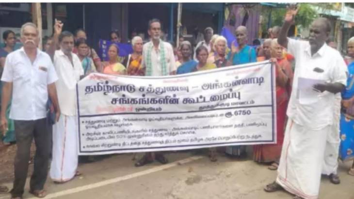 ஓட்டப்பிடாரத்தில் சத்துணவு ஊழியர்கள் ஆர்ப்பாட்டம்