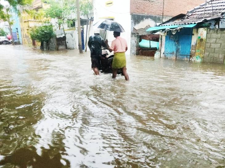 தூத்துக்குடியை சுத்துபோட்ட  கனமழை... வீடுகளுக்குள் புகுந்த மழை நீரால் பொதுமக்கள் அவதி!