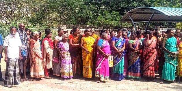 அடிப்படை வசதிகள் செய்து கொடுக்காத ஊராட்சி மன்றத் தலைவர் மீது தூத்துக்குடி மாவட்ட ஆட்சியரிடம் கிராம மக்கள் புகார்!