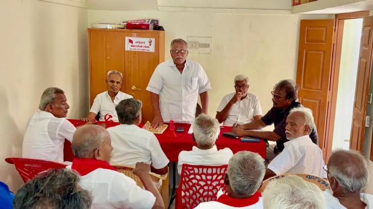 ஓட்டப்பிடாரம் அருகே குறுக்குச்சாலையில் தமிழ்நாடு விவசாயிகள் சங்க மாவட்ட குழு கூட்டம்!