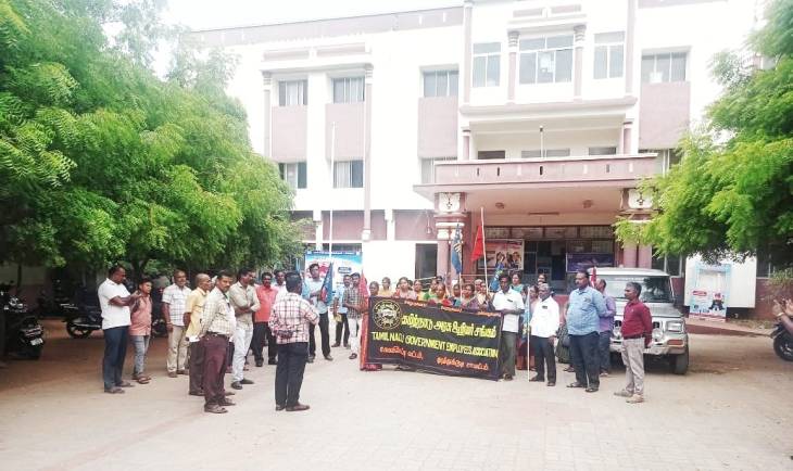 தேர்தல் கால வாக்குறுதிகளை நிறைவேற்றக் கோரி ஆர்ப்பாட்டத்தில் ஈடுபட்ட அரசு ஊழியர் சங்கம்!