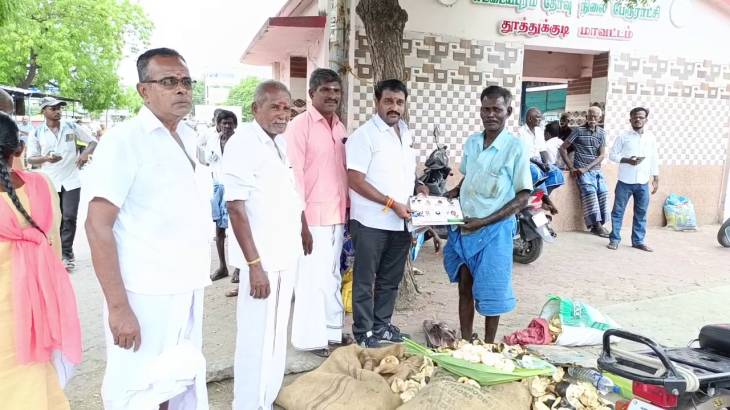 எட்டையபுரத்தில் திமுக அரசின் மக்கள் விரோத போக்கை கண்டித்து துண்டு பிரசுரம் - நகர செயலாளர் ராஜகுமார் தலைமையில் அதிமுகவினர் வழங்கினர்!