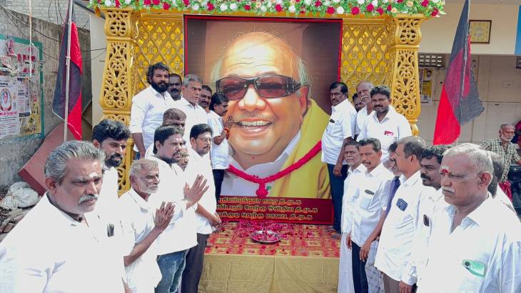 புதியம்புத்தூரில் கலைஞர் கருணாநிதியின் 6 ஆம் ஆண்டு  நினைவு தினம் : சண்முகையா எம்எல்ஏ மலர் தூவி மரியாதை!