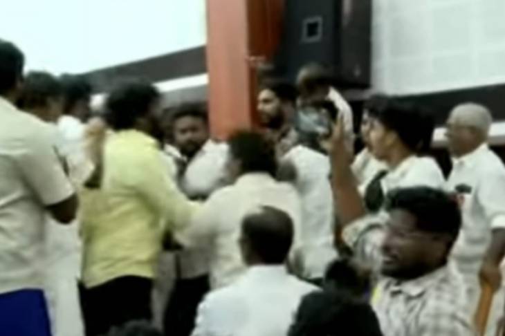 மதுரையில் கட்சி நிர்வாகிகள் கூட்டத்தில் அதிமுகவினரிடையே அடிதடி.. திடீர் பரபரப்பு!