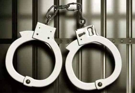 எட்டயபுரம் அருகே புகையிலை பொருட்கள் கடத்தல் : 2 பேர் கைது

