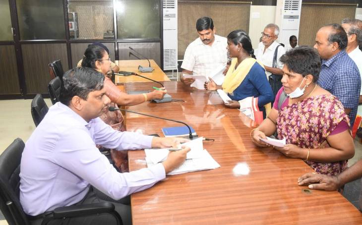 ஒரே நாளில் தூத்துக்குடி மாவட்ட ஆட்சியரிடம் வந்த 356 கோரிக்கை மனுக்கள்!