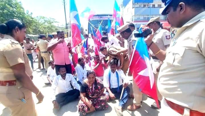 தூத்துக்குடி விசிக மாவட்ட செயலாளரை கண்மூடித்தனமாக தாக்கிய போலீஸ்? கொதித்தெழுந்த சீமான்!!


