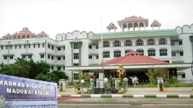 படுமோசமாக தூத்துக்குடி - திருச்செந்தூர் ரோடு... உயர் நீதிமன்றம் போட்ட உத்தரவு!

