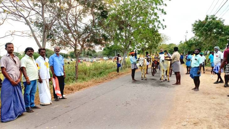 ஆதனூரில் இருந்து சீறிப்பாய்ந்த ரேக்ளா காளைகள்!

