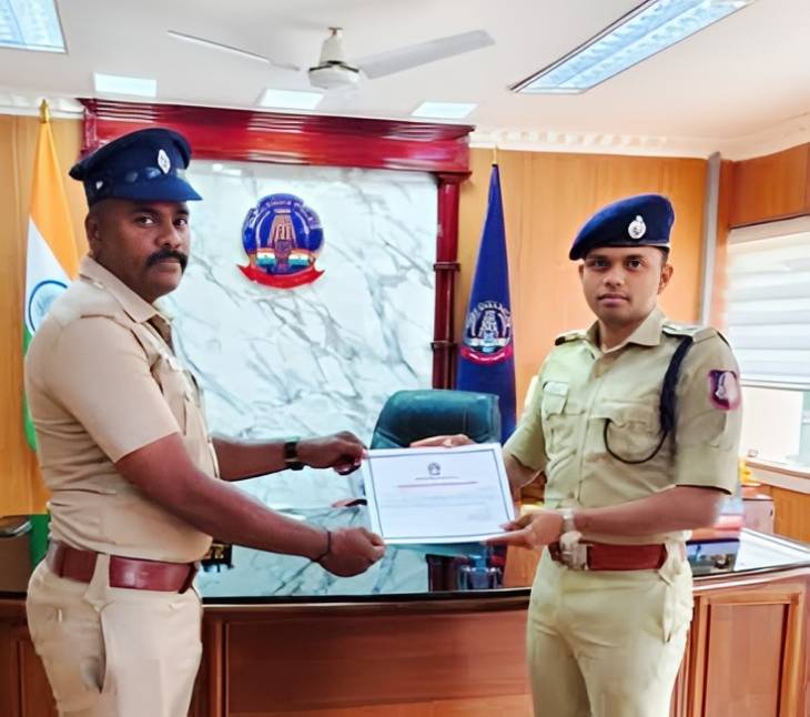 தூத்துக்குடி துணிச்சல் காவலருக்கு எஸ்பி சான்றிதழ் வழங்கி பாராட்டு