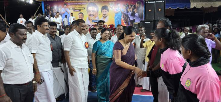 விளாத்திகுளத்தில் மின்னொளி கபடி போட்டி : கனிமொழி எம்பி., அமைச்சர் கீதாஜீவன் தொடங்கி வைத்தனர்!