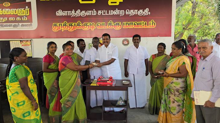 விளாத்திகுளம் எம்எல்ஏவிடம் வாழ்த்து பெற்ற திமுக மகளிர் அணியினர்