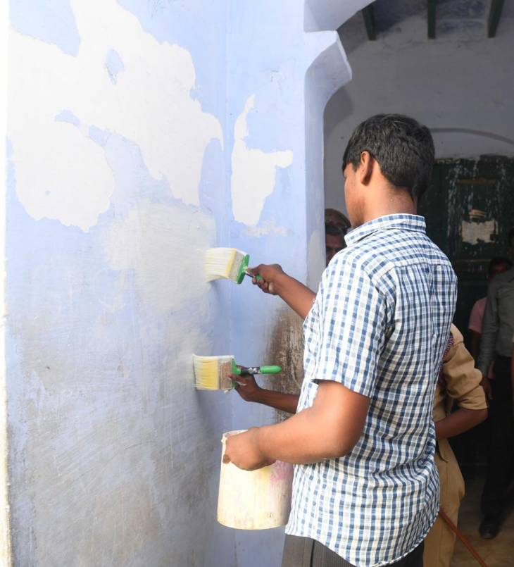 தூத்துக்குடி கலெக்டர் கண் முன்னாடியே மாணவர்கள் கையில்  பெயிண்ட் டப்பா!