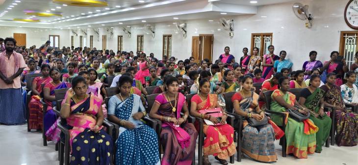 ஒரே நாளில்; ஒரே இடத்தில் நூற்றுக்கணக்கான கர்ப்பிணி பெண்களுக்கு வளைகாப்பு!
