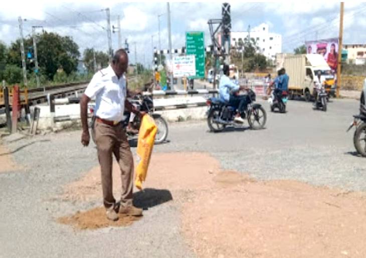 தூத்துக்குடியில் போக்குவரத்து சிறப்பு உதவி ஆய்வாளருக்கு குவியும் பாராட்டு