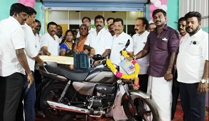 அசத்திய தூத்துக்குடி முதலாளி... லாபத்தில் ஊழியர்களுக்கு பைக், தங்கநாணயம் கொடுத்து விருந்து வைத்து கொண்டாட்டம்!