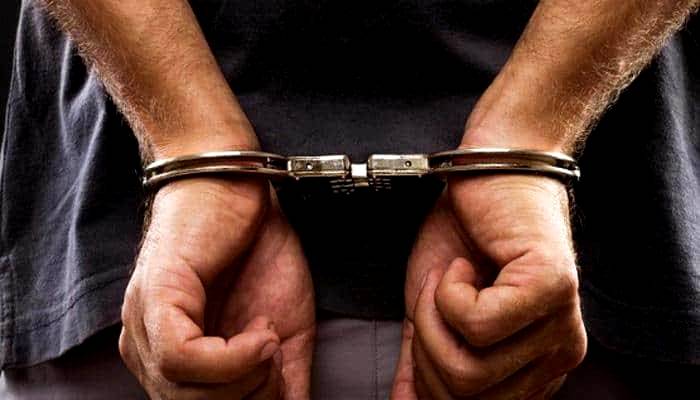 தூத்துக்குடியில் ரோட்டில் அரிவாளுடன் நின்று மிரட்டிய வாலிபர் கைது

