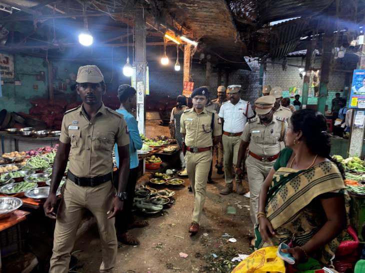 தூத்துக்குடி நகரத்திற்குள் எஸ்பி... பொதுமக்களிடம் நேரடியாக கேட்டறிந்தார்!