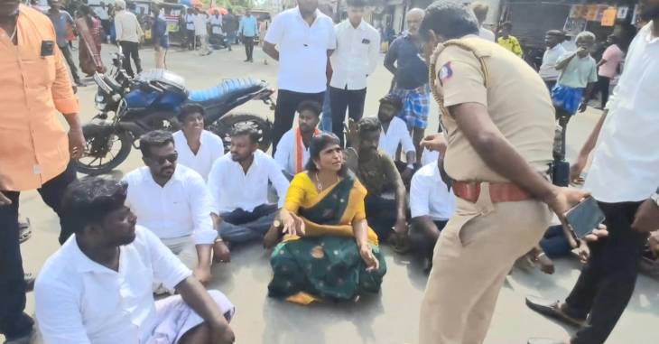 தவெக அஜிதா ஆக்னல் சாலையில் அமர்ந்து திடீர் மறியல் போராட்டம்... தூத்துக்குடியில் பரபரப்பு!

