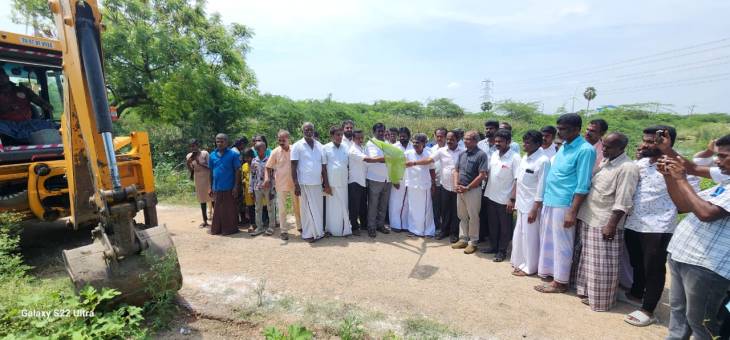 ராஜாவின்கோவில் முதல் புதியம்புத்தூர் வரை புதிய சாலை : சண்முகையா எம்எல்ஏ தொடங்கி வைத்தார்!

